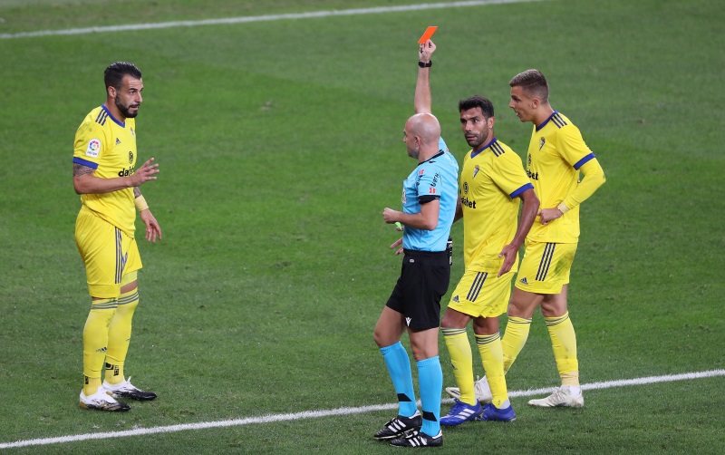 Gonzalez Fuertes hands out a red card to Alvaro Negredo