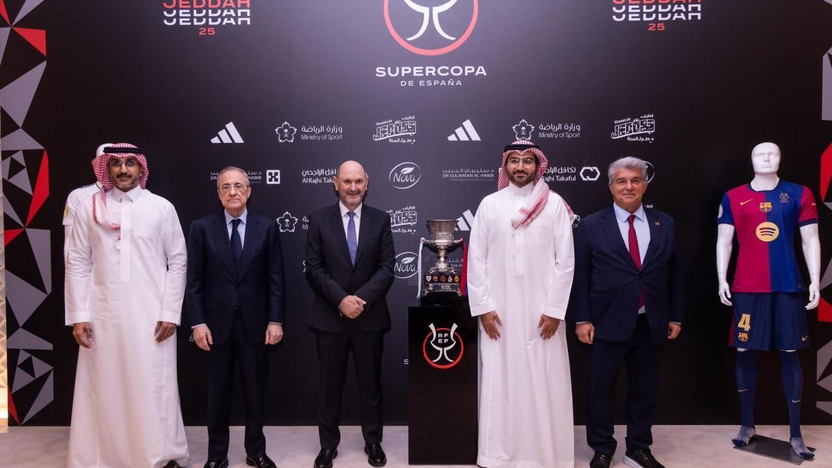 Louzan poses with Laporta and Perez at the Spanish Supercup.