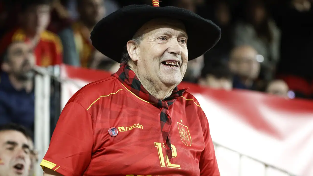 Manolo el del Bombo during Spain-Netherlands